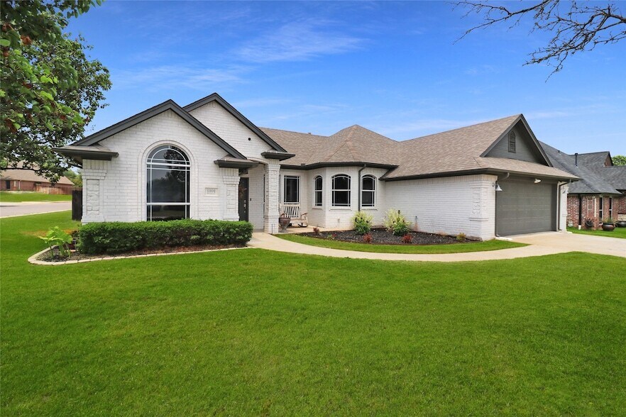 Primary Photo - 1101 BreAnne Ct