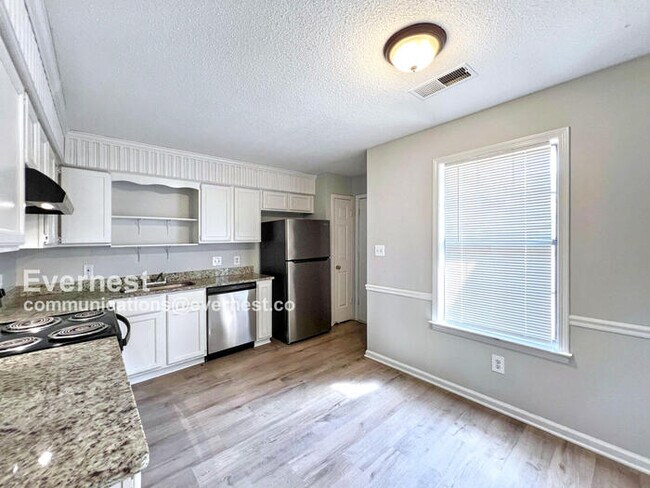Foto del edificio - Charming 3-Bedroom Home with Garage / Pet-...