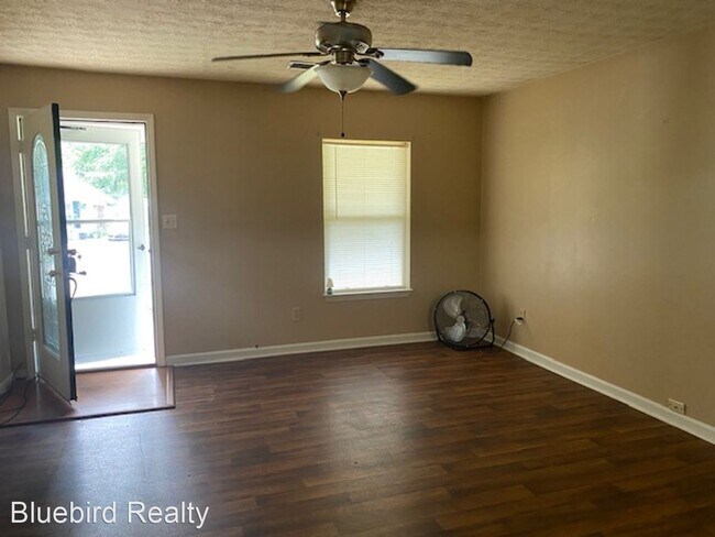 Building Photo - 2 br, 1 bath House - 130 N. Main Dr.