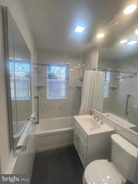 Foto del edificio - 715 S Washington St