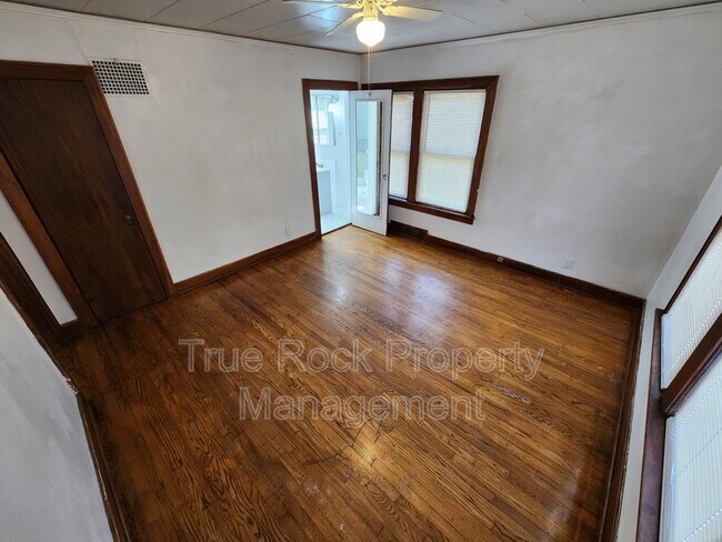 Foto del edificio - 1030 E 8th St