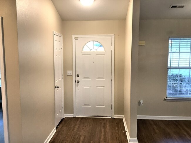 Building Photo - 1208 Williamsburg Dr