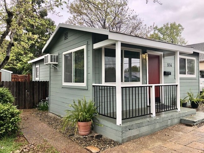 Building Photo - Charming 2 bedroom, 1 bath home near Sutte...