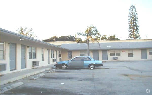 Building Photo - Triangle Apartments