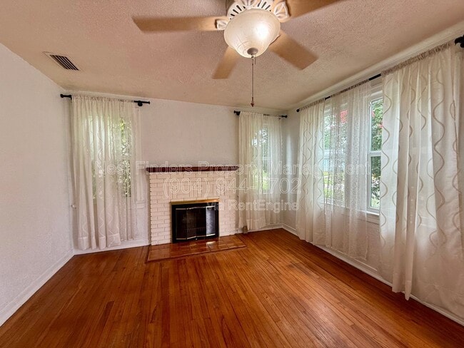 Foto del edificio - 5143 Palmer Ave