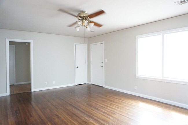 Building Photo - Move In Ready! Cute 3 Bedroom 2 Full Baths!