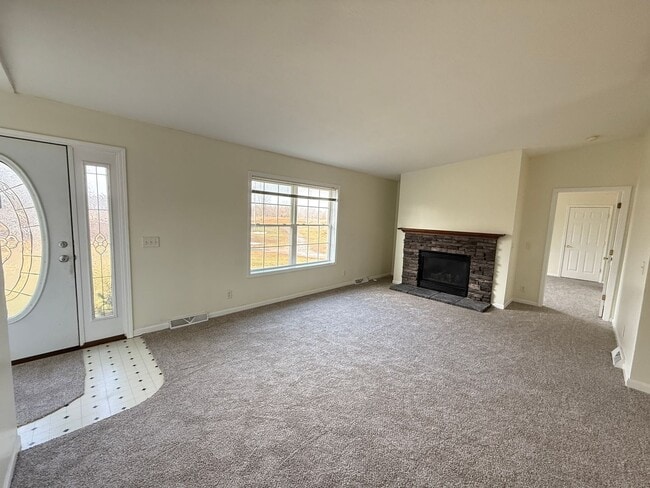 Foto del edificio - Spacious 3-Bedroom Home with Sunroom and Attached 2-Car Garage in Manchester, MI