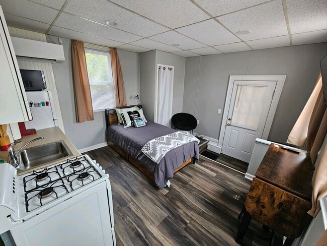 Building Photo - 2317 Broad St