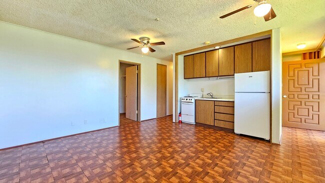 Foto del edificio - 3 bed/1 bath/2 parking downstairs apartment in Manoa Home