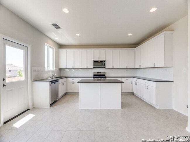 Foto del edificio - 27230 Holly Grape