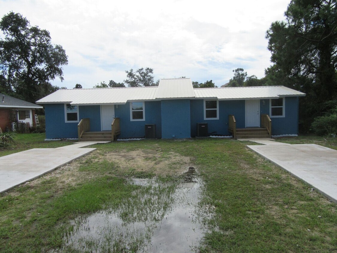 Foto principal - 9825 Clarence St