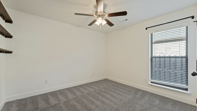 Foto del edificio - "Charming 3-Bed Oasis with Granite Touches & Cozy Fireplace in Bentonville!"