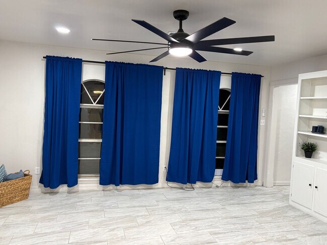 Foto del edificio - Gorgeous Remodeled 4 Bedroom Home