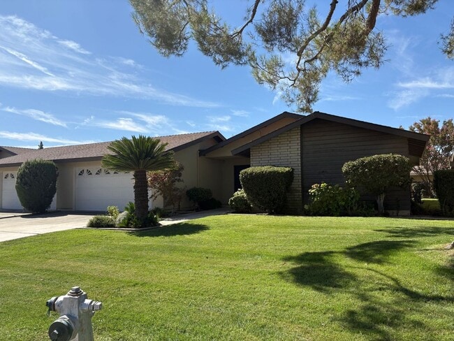 Foto del edificio - 2-Bed, 2-Bath Condo in Bakersfield | Garag...