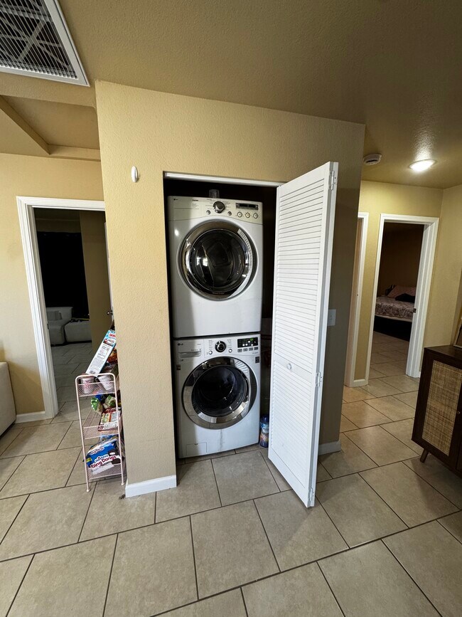 Foto del edificio - 879 N Mountain View Ave