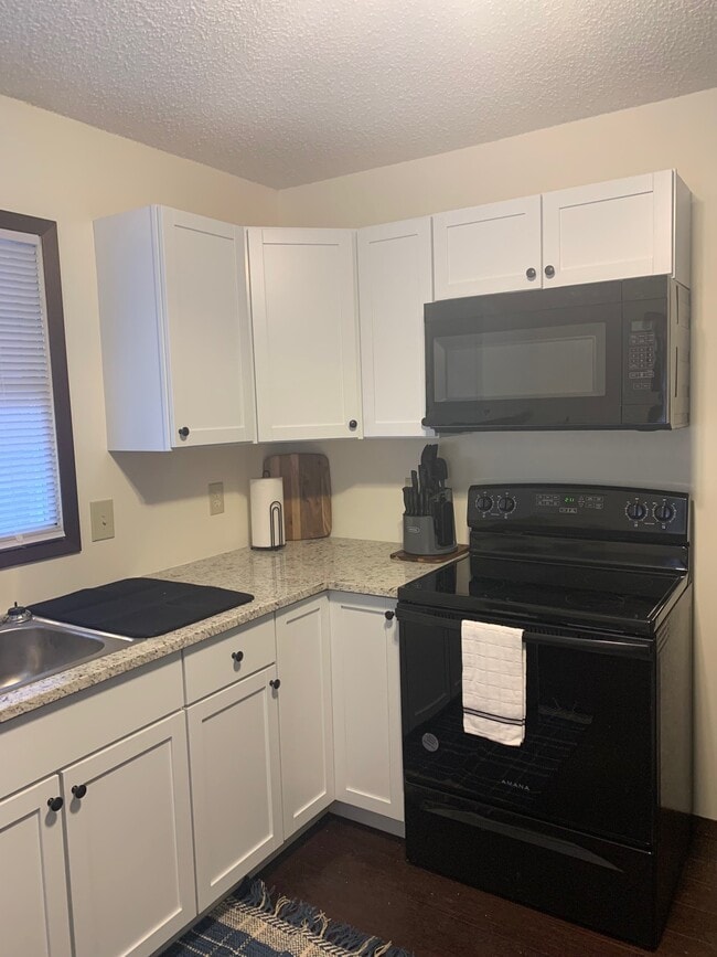 Building Photo - 617 4th St