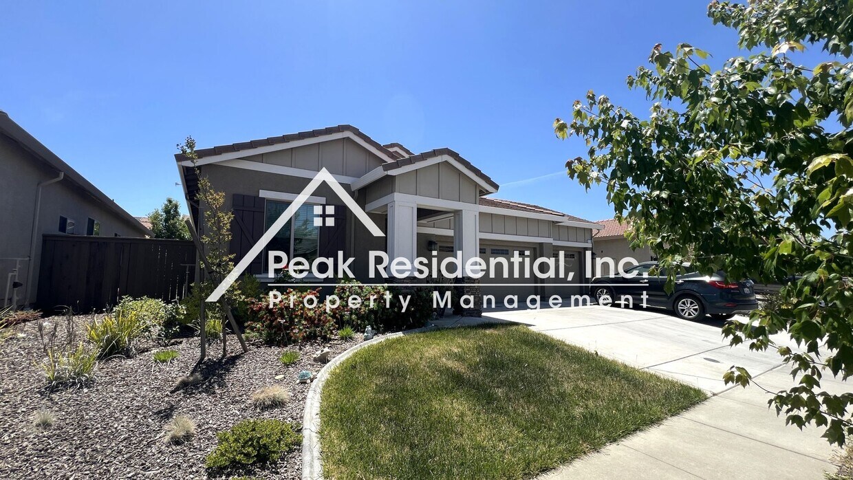 Foto del edificio - Newer 4bd/3ba Roseville Home with 3 Car Ga...