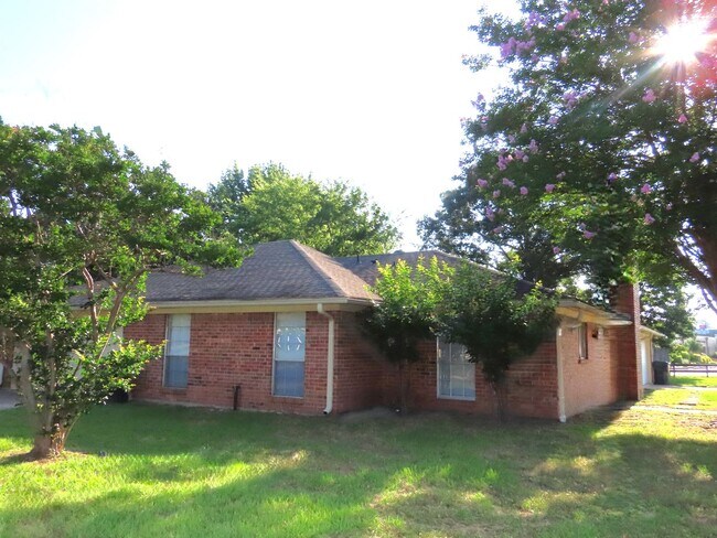 Building Photo - South Tyler! Spacious 3 Bedroom, 2 Bath Du...