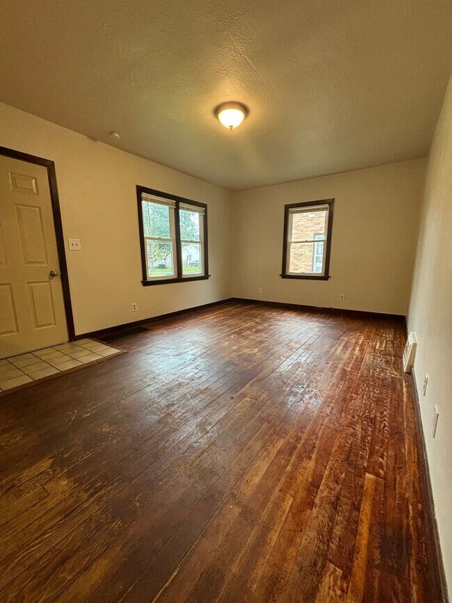 Building Photo - Charming 2 Bedroom 1 Bath Single Family Ho...