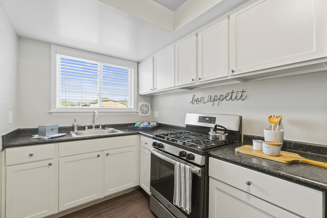 Kitchen - 404 Rivertowne Apartment Homes