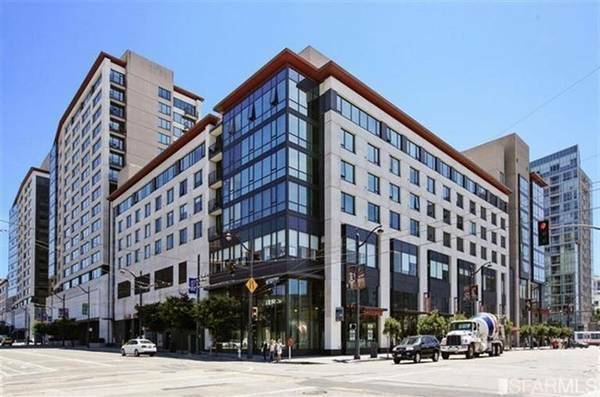 Building Photo - 250 King St