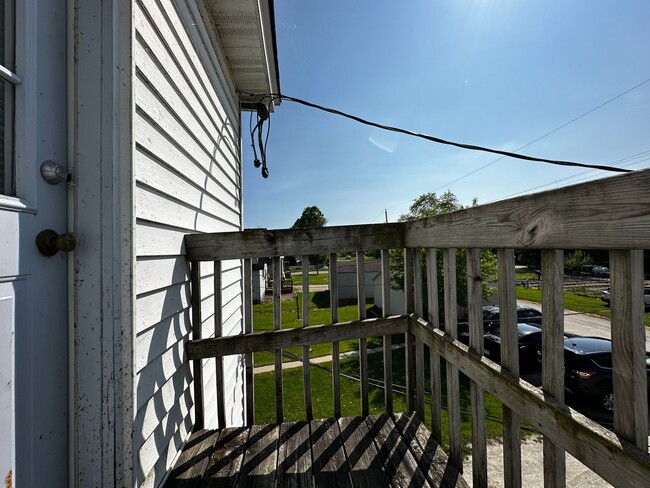 Building Photo - 828 S Maple Ave