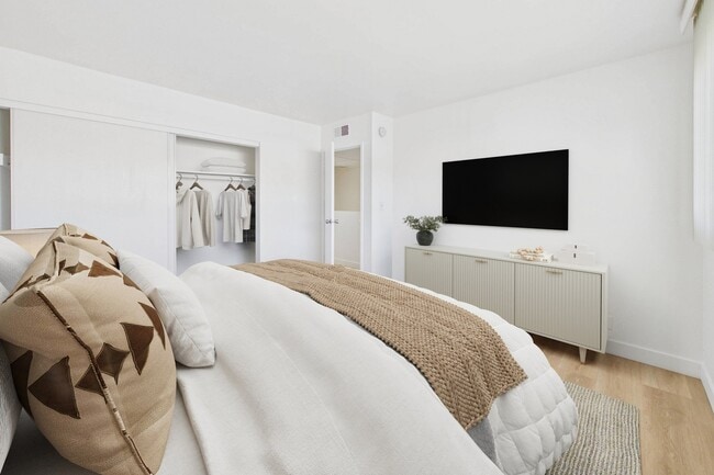 Building Photo - La Cresta Apartments