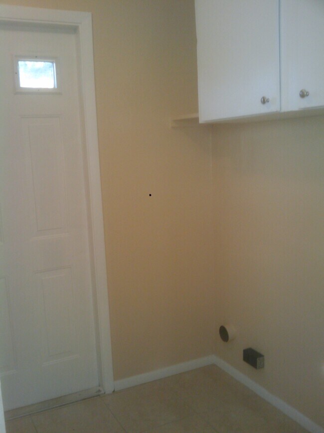 Building Photo - 247 Royal Palms Dr