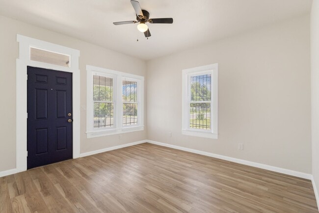 Building Photo - 1710 N Navidad St