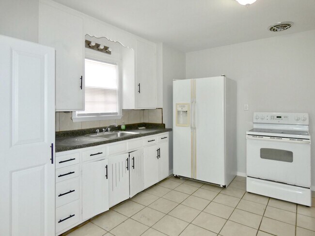 Foto del edificio - 2211 W Sylvania Ave