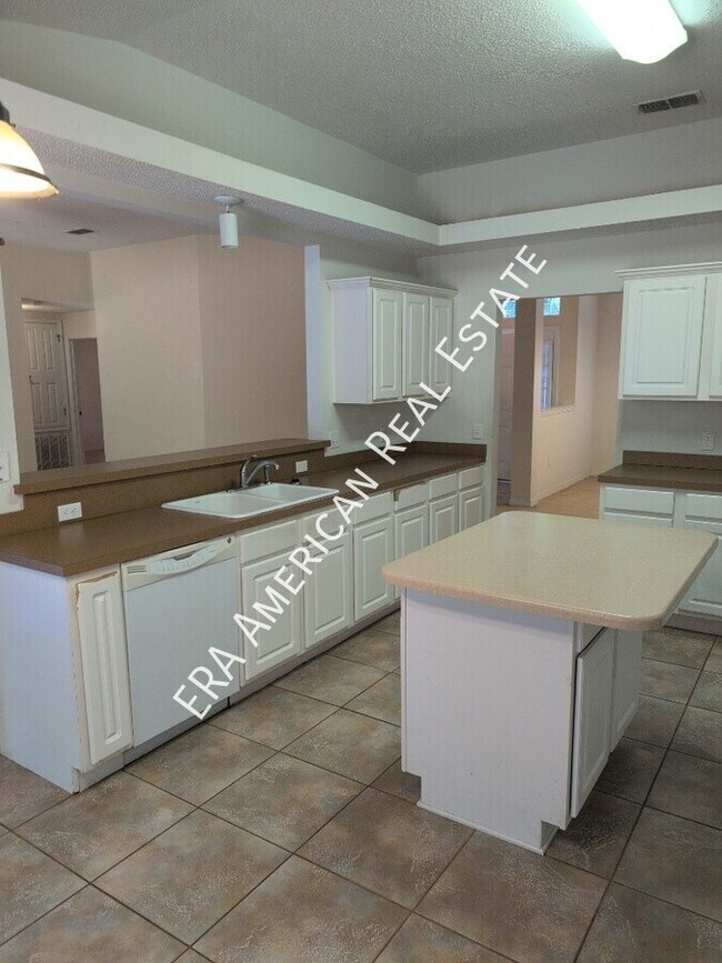 Building Photo - 4 BR Brick House in Baker!