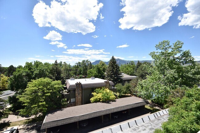 Building Photo - 3 Bedroom, 2 Bathroom Penthouse Condo in North Boulder.