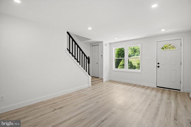Building Photo - 2119 Delmar Dr