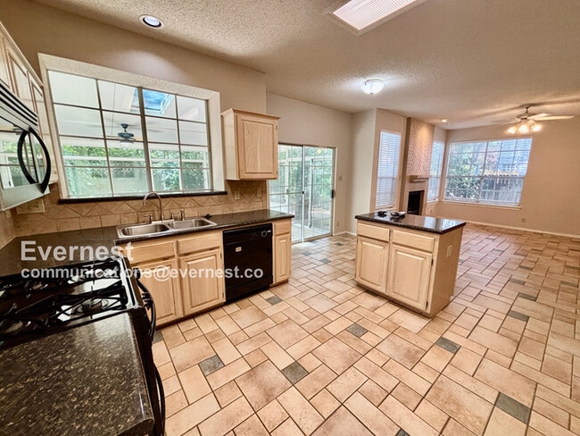 Building Photo - 2303 Mockingbird Dr