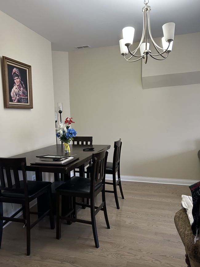Dining room - 3950 S Western Ave