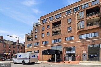 Building Photo - 200 10 Lombard Street Unit 637
