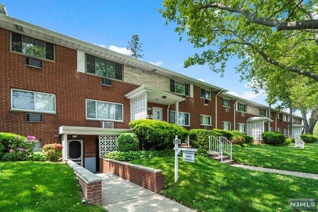 Building Photo - 1331 Anderson Ave