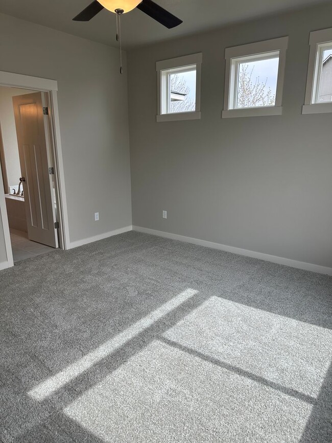 Foto del edificio - Alderbrook Homes, New Construction, XL Home for Rent!