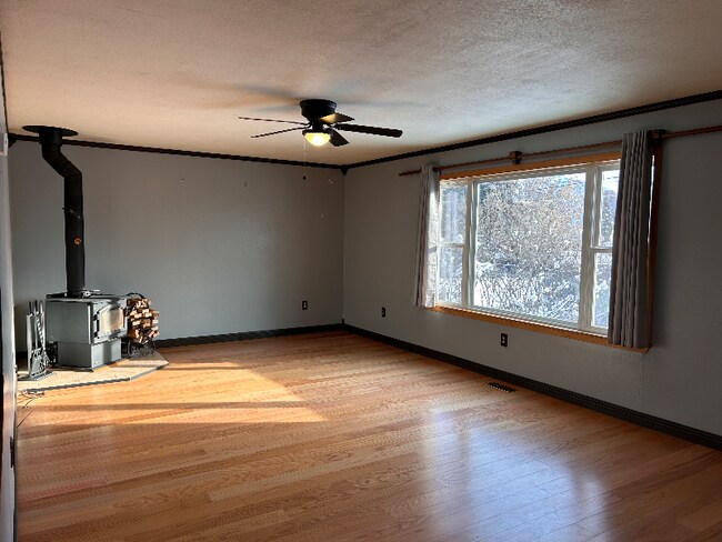 Building Photo - 822 12th St W