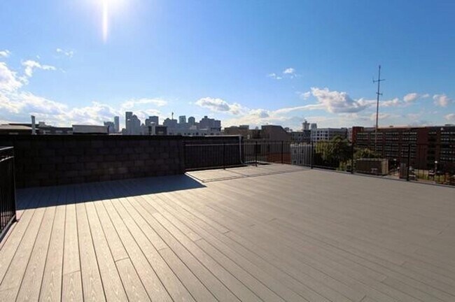 Foto del edificio - Room Available in Modern 2BR Condo – Jeffr...