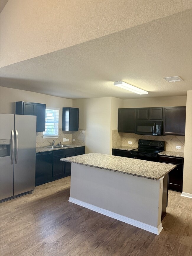 Foto del edificio - 5704 Montrelia Dr