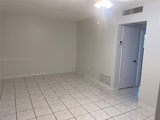 Foto del edificio - 3881 W Flagler St