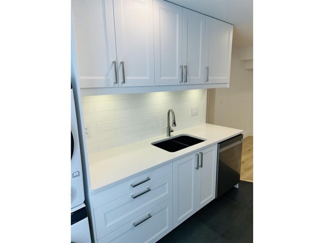 Building Photo - Bsmt Suite-17291 1 AVENUE