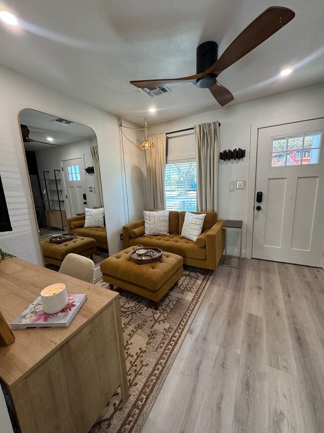 Building Photo - 1155 E Diamond St