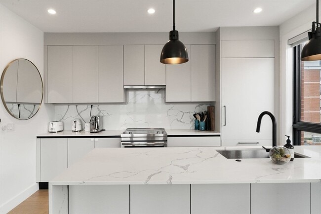 Building Photo - 75 W Broadway