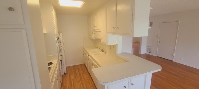Foto del edificio - 458 Hayworth Ave