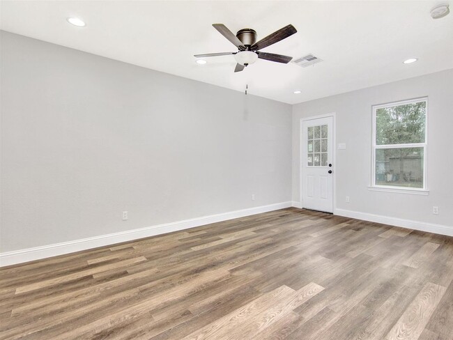 Building Photo - 223 Lakewood Dr