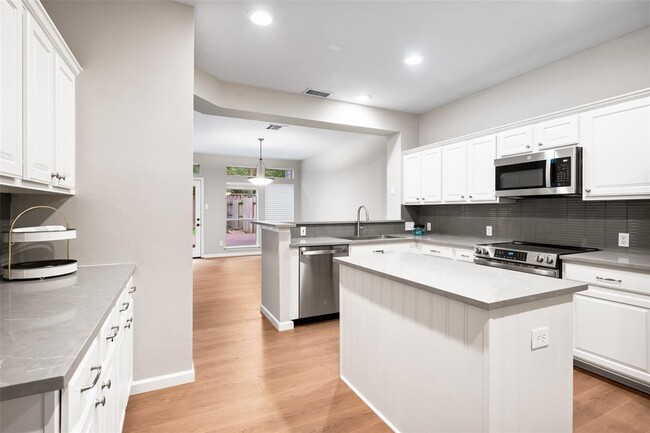 Building Photo - 10 Alderon Woods Pl