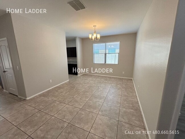 Building Photo - 10453 E Cliffrose Ln