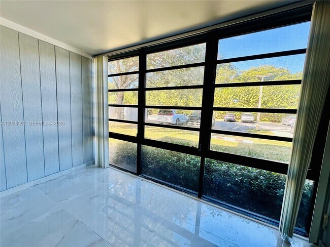 Foto del edificio - 9703 Hammocks Blvd